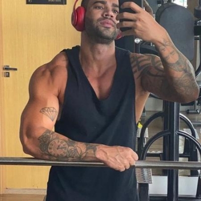 Gusttavo Lima posa de regata na academia e braços musculosos rouba cena