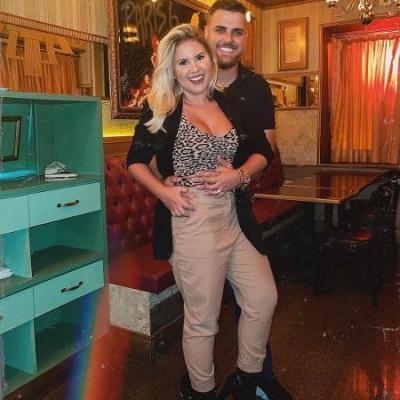 Zé Neto e Natália Toscano posam juntos e influencer sugere 'vale night'