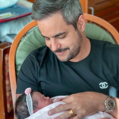 Kaká Diniz compartilha primeira foto com Zaya: 'Já é tão amada'