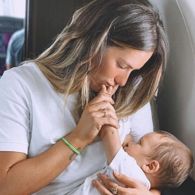 Giovanna Ewbank posa amamentantando Zayn em jatinho: 'Tá sempre grudadinho'