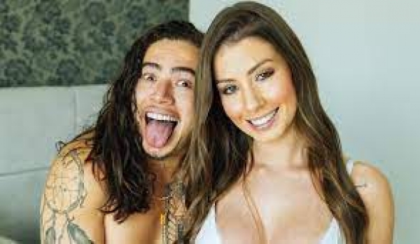 Whindersson Nunes mostra novas tatuagens em selfie com Maria Lina