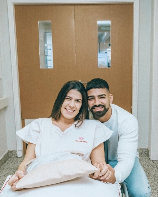 Dilsinho é pai! Cantor posta primeira foto da filha no colo da mulher: 'Mais importantes da vida'