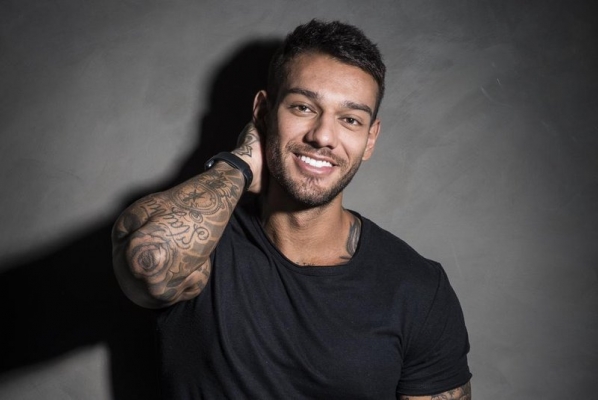 Lucas Lucco recebe primeira dose da vacina contra covid-19