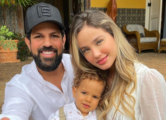 Biah Rodrigues e Sorocaba voltam de viagem e encontram filho doente: 'Tem histórico'