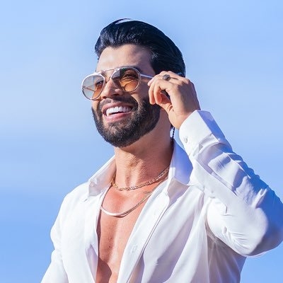 Gusttavo Lima arremessa colar de R$ 100 mil em show e fã mostra joia: 'Sem acreditar'