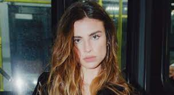 Giulia Be é internada após desmaiar e bater a cabeça. Saiba o estado de saúde da cantora.