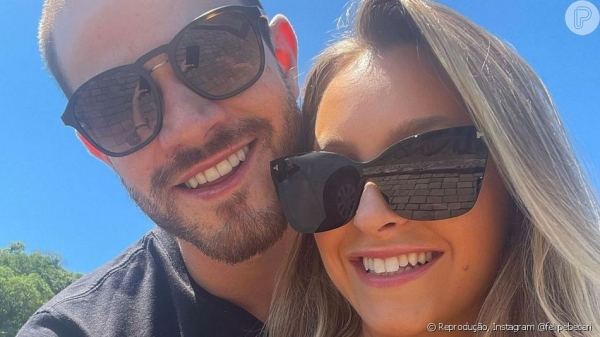 Vem casamento aí? Carla Diaz posa com namorado e fãs repararam: 'Estão de aliança'