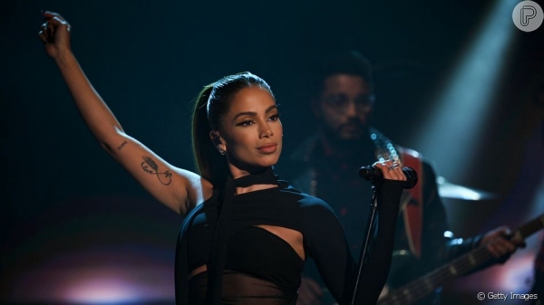 Anitta se apresenta na TV americana com look de R$ 23 mil e revela romance com jogador do SuperBowl