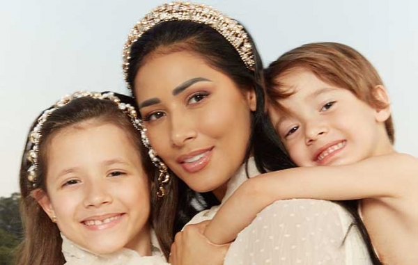 Filhos de Simaria invandem palco e cantora cai no choro ao receber carinho da família