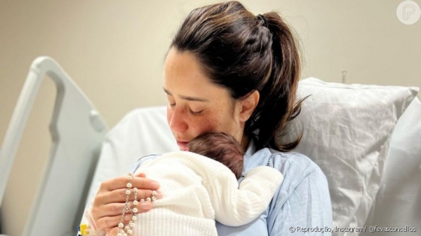 Fernanda Vasconcellos emociona em foto inédita com o filho recém-nascido.