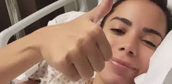 Anitta se queixa de dor após cirurgia e reclama do 'corpo imenso de gás': 'Um botijão ambulante'