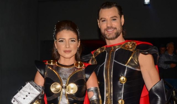 Paula Fernandes e namorado combinam fantasia de Thor em aniversário três dias após acidente de carro.