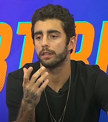 Pedro Scooby expõe perrengue em aeroporto e desabafa após passar por situação complicada