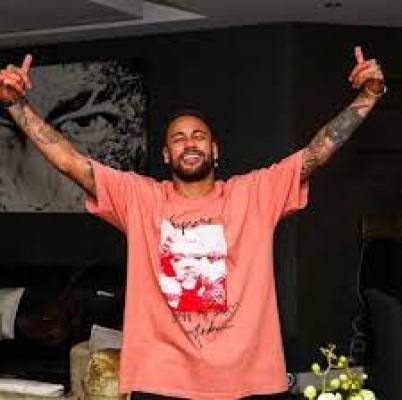 Namoro? Influenciadora espanhola é apontada como affair de Neymar após série de coincidências.