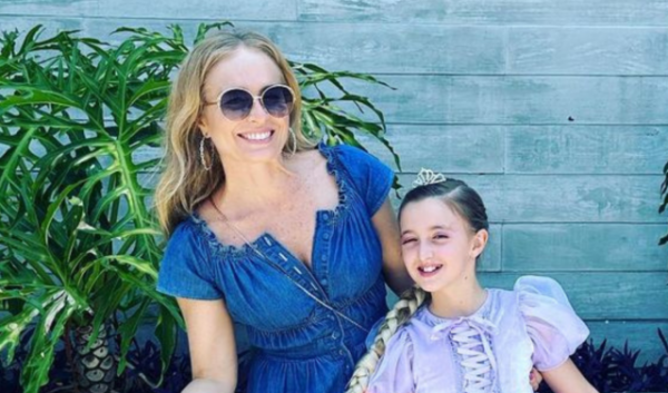 Eva Huck dá vida à Rapunzel em peça de teatro e Angélica se derrete: 'Inspirador'.