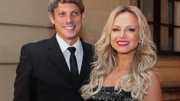 Marido de Eliana é comparado a cantor e apresentadora dispara: 'Casei com alguém parecido'