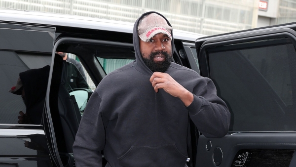 Kanye West é visto em público ao lado de mulher misteriosa