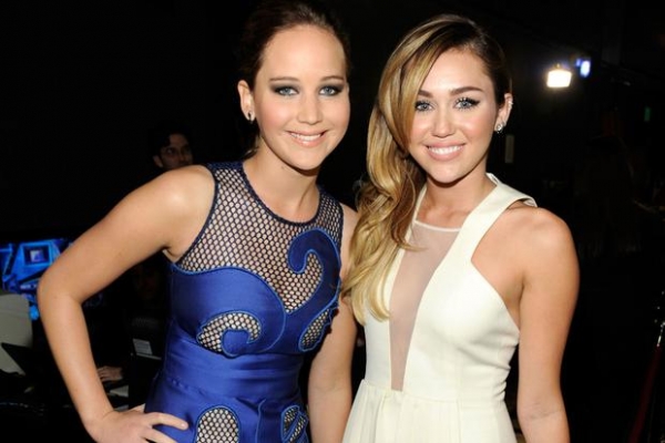 Web aponta suposta indireta de Miley Cyrus para Jennifer Lawrence em clipe de 'Flowers'
