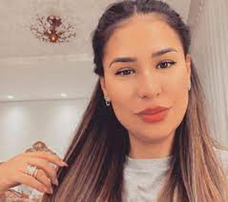 De biquíni, Simone rebola pra ensinar coreografia de nova música e web reage: 'Tá soltinha'