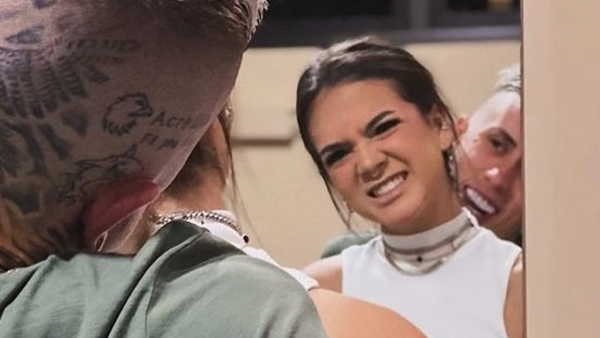 Mel Maia troca beijos com MC Daniel e casal mostra truque para se 'blidar das energias ruins'.