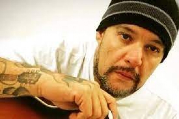 Quem foi Reges Bolo, da banda O Surto e do hit 'A Cera'? Cantor morreu aos 52 anos enquanto dormia. Saiba mais!