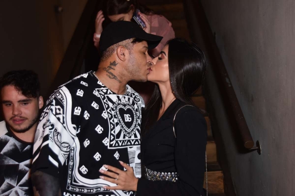 Tierry aparece em público com a nova namorada