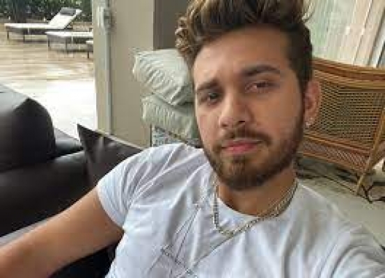 Gustavo Mioto se estressa ao ser chamado de Gusttavo Lima e interrompe show