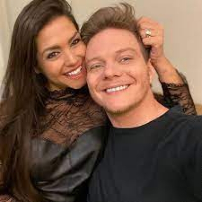 Michel Teló ganha beijão de Thaís Fersoza antes de show