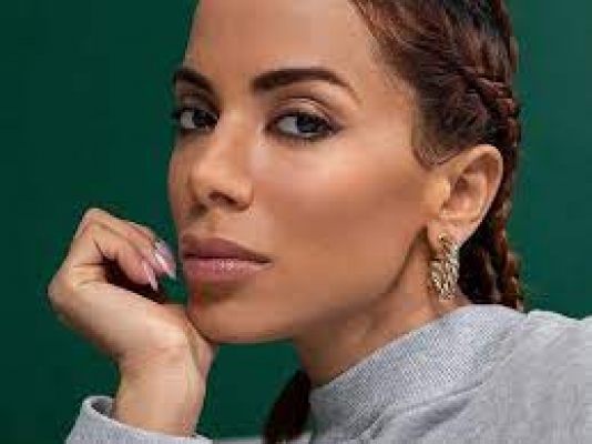 Anitta é xingada de vulgar, tiktoker é banido e web ferve a favor da cantora