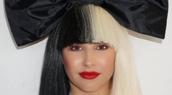 Dois anos após polêmica com filme, Sia revela diagnóstico de autismo