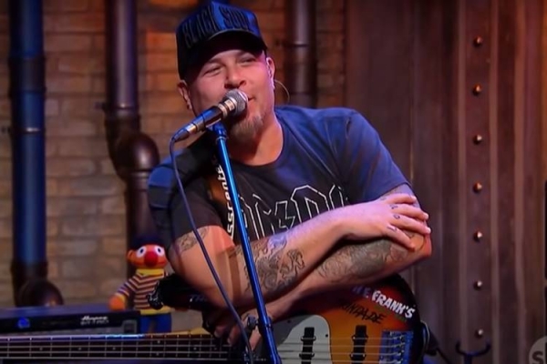 Quadro clínico de Mingau segue grave; músico respira por aparelhos