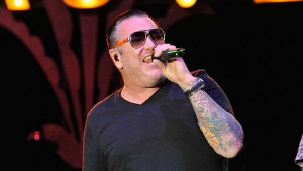 Morre Steve Harwell, cantor do Smash Mouth, aos 56 anos. Relembre hits!
