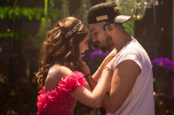 Luan Santana é príncipe de festa de 15 anos pela primeira vez