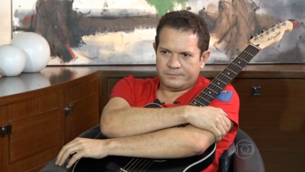 Ximbinha passa por perrengue e faz xixi nas calças durante show