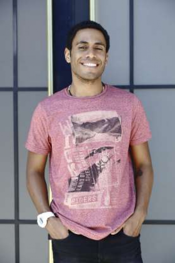 Ícaro Silva tranquiliza fãs após ser atingido por estilhaço de bala: 'Estou bem'