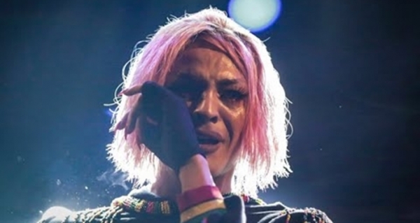 Pabllo Vittar é expulsa do país, ela se revolta e bate de frente