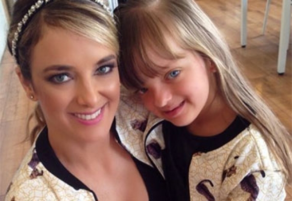 TICIANE PINHEIRO CANTA COM A FILHA EM APRESENTAÇÃO E ENCANTA