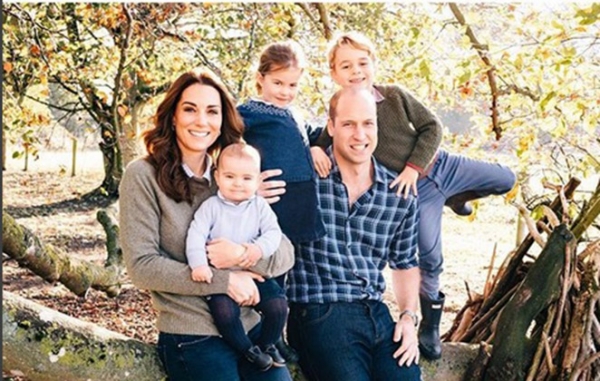 William e Kate posam com os três filhos em nova foto oficial.