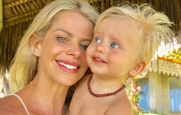 Fofura de Enrico rouba a cena em foto com Karina Bacchi