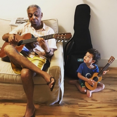Fofura máxima: Nino, filho de Bela, imita o vovô Gilberto Gil com violão na mão