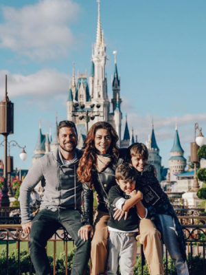 Antes de novela e Carnaval, Juliana Paes viaja com o marido e os filhos
