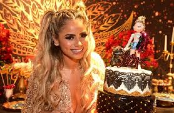 Lexa chega deslumbrante para sua festa de aniversário, em São Paulo