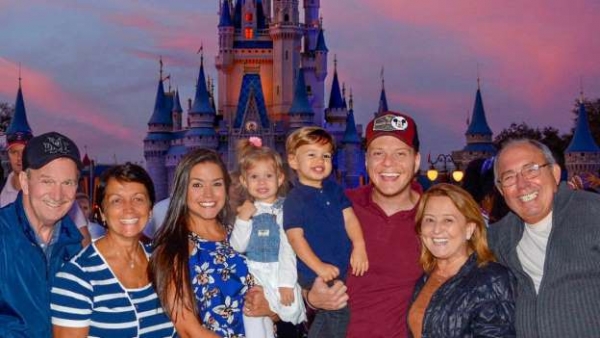 Thaís Fersoza e Michel Teló reúnem a família durante férias na Disney