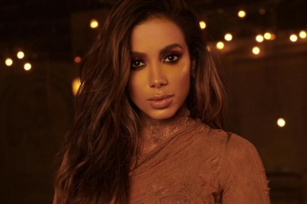 Após anunciar data de lançamento de novo álbum, Anitta revela forma de se defender de ataques e choca