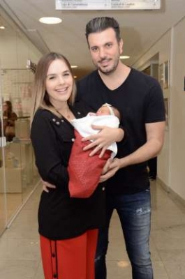 Thaeme combina look com filha, Liz, e marido ao sair de maternidade.