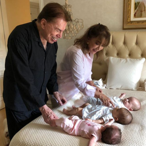 Silvio Santos paparica Jane, filha de Patrícia Abravanel, e mais dois netos