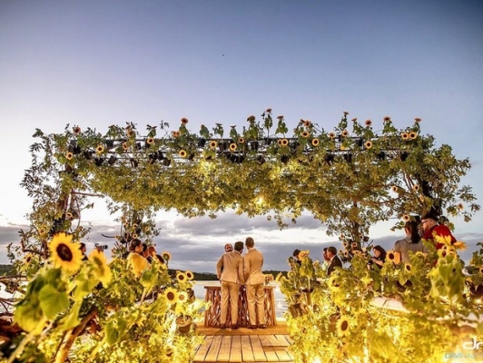 Carlinhos Maia e Lucas Guimarães se casam às margens do Rio São Francisco