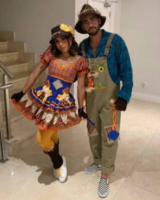 Pedro Scooby tira roupa e dança coladinho com Anitta, que diz: "Que gato!"