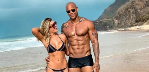 Léo Santana volta a seguir Lorena Improtta após término do noivado