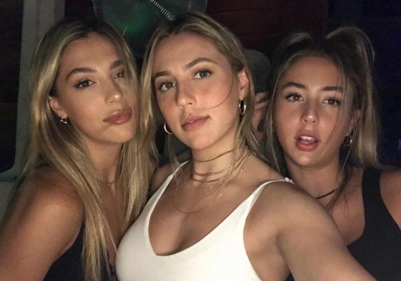 Filhas gatas de Sylvester Stallone posam coladinhas e roubam a cena